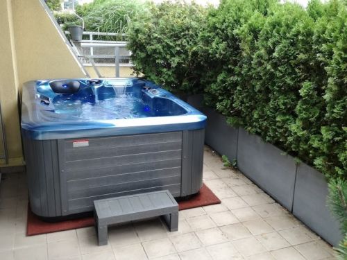 Vířivka MIRA na střešní terase Praha