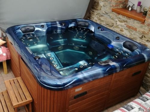 Vířivka LUCIDA pod pegolou u Pelhřimova