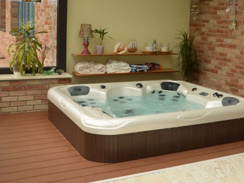 Zapuštěná vířivka v podlaze Pelhřimov