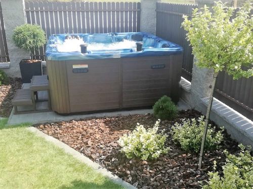 Venkovní vířivka pro 5 osob po celý rok