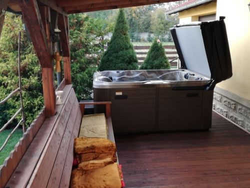 Vířivka v zahradní pergole