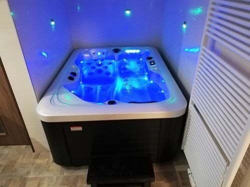 Vířivka pro dva v interiéru