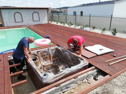 Montáž vířivky pro dva LAMIA u bazénu