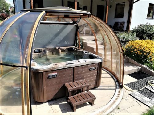 Venkovní vířivka NOMIA se zastřešením