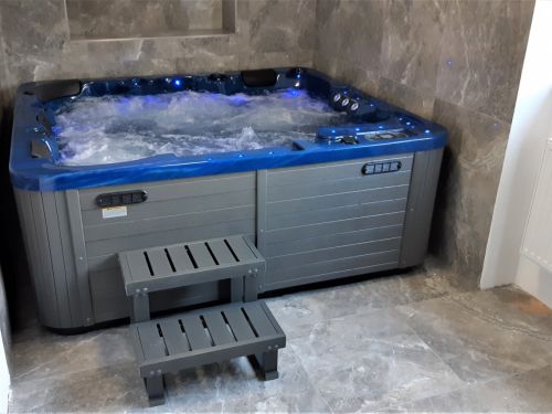 Vnitřní vířivka MEDIA pro 5 osob