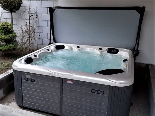 Vířivka pro 5 osob částečně zapuštěná