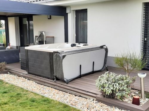 Vířivka XENA na venkovní terase