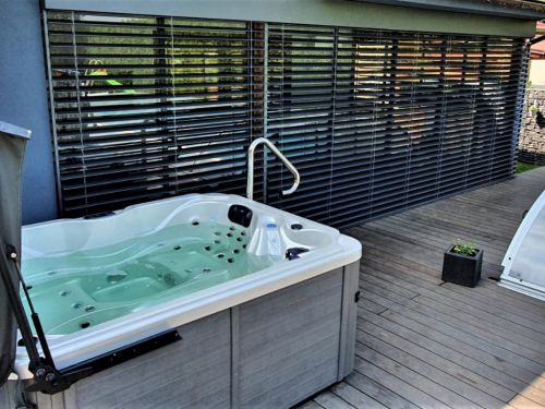 Venkovní vířivka u bazénu