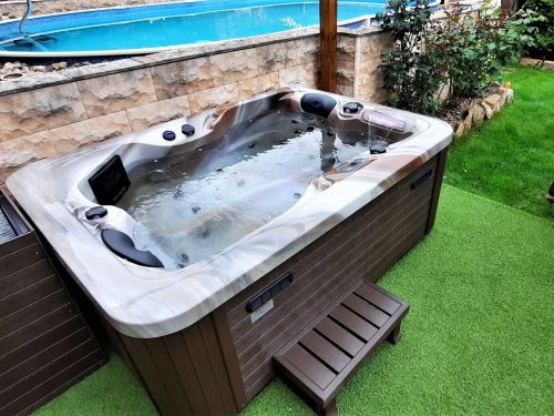 Vířivka pro dva u bazénu Cheb