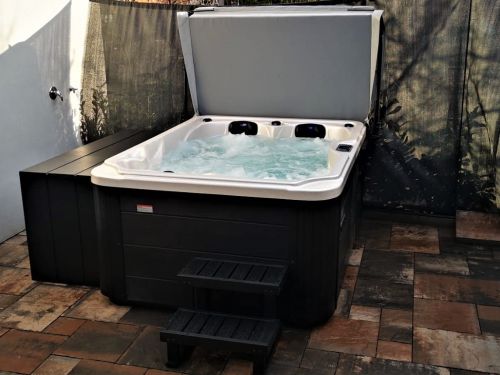 Venkovní vířivka s tepelným čerpadlem