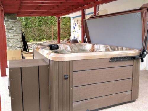 Vířivka XENA na venkovní terase